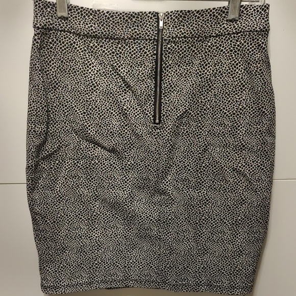 Elegant Black and White Patterned Skirt - Picture 5 of 5